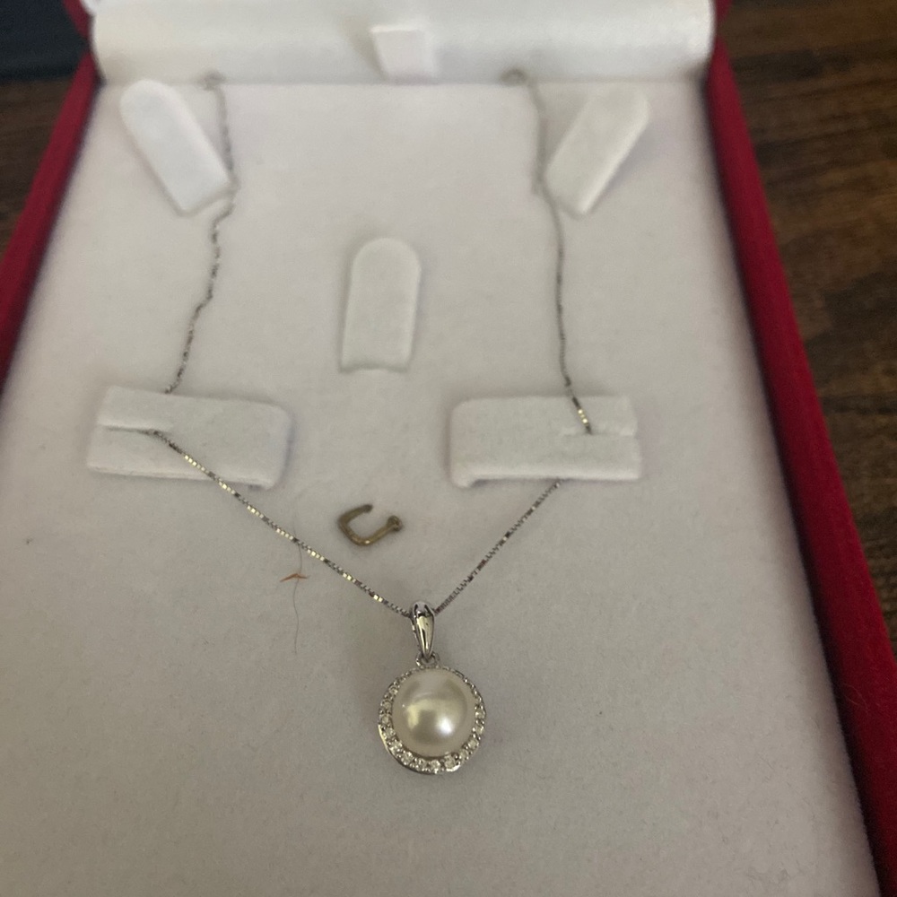 18K White Gold Pendant containing One Pearl and 20 Diamonds